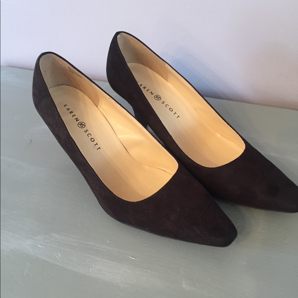 Brown suede pump. Comfortable heel height!